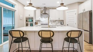 Coffee/tea maker, fridge, microwave, oven - Spacious 5-bed, Two primary bedrooms, 7 Min from Beach, 15 min from Charleston. (Mount Pleasant)