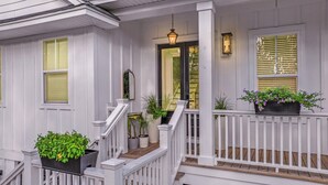 Exterior detail - Spacious 5-bed, Two primary bedrooms, 7 Min from Beach, 15 min from Charleston. (Mount Pleasant)