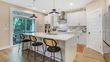 Mikrowelle, Herdplatte, Geschirrspüler