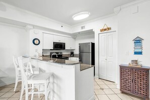 Fridge, microwave, oven, dishwasher - Beachfront,  Ocean Views,  Sleeps 6 , Hot tub (Panama City Beach)