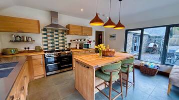Cottage | Private kitchen | Dishwasher, cookware/dishes/utensils