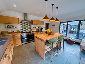 Cottage | Private kitchen | Dishwasher, cookware/dishes/utensils - Bracken Ground (Ulverston)