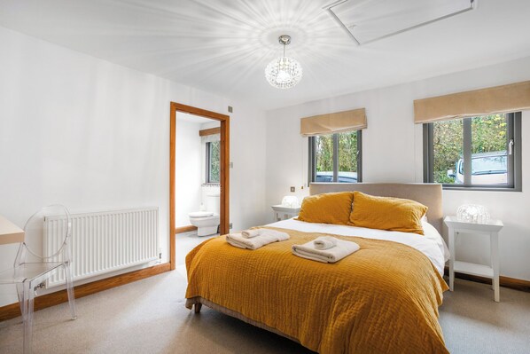 5 quartos, individualmente decorados, individualmente mobiliados