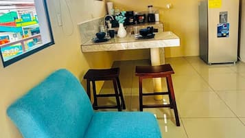 Departamento Deluxe, vista a la ciudad | Área de sala de estar