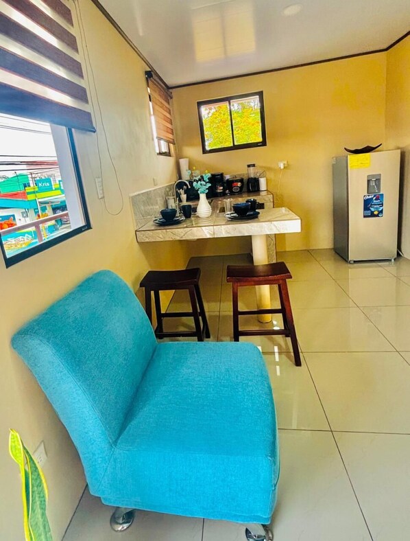 Deluxe Apartment, City View | Living area