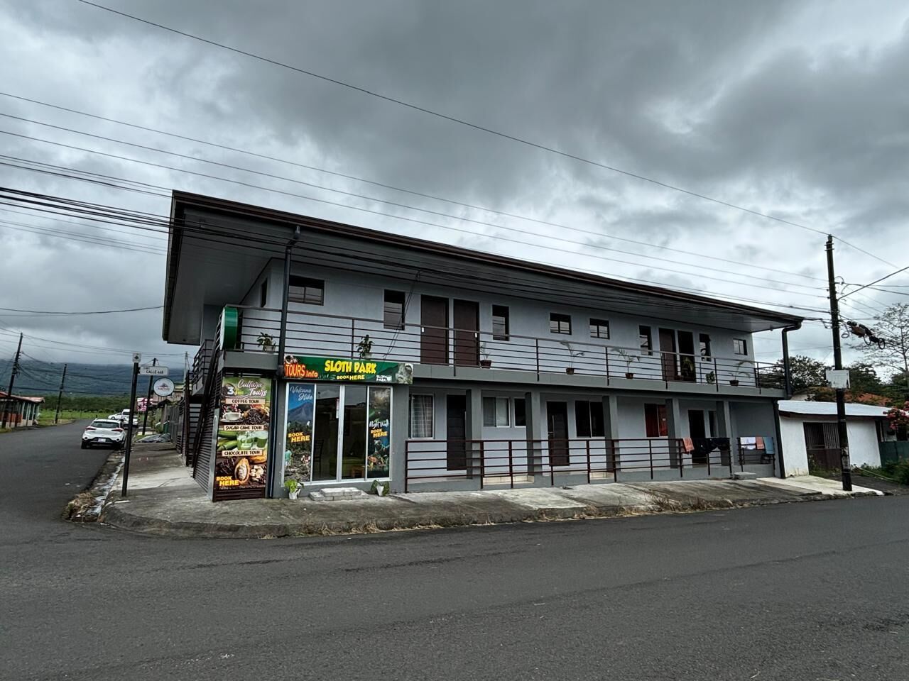 Un edificio a due piani con un cartello che indica 'Sloth Park' e un caffè.