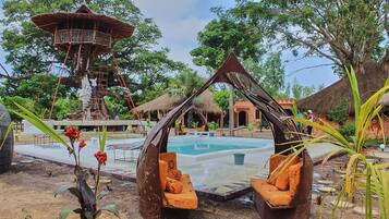 Una piscina al aire libre de temporada