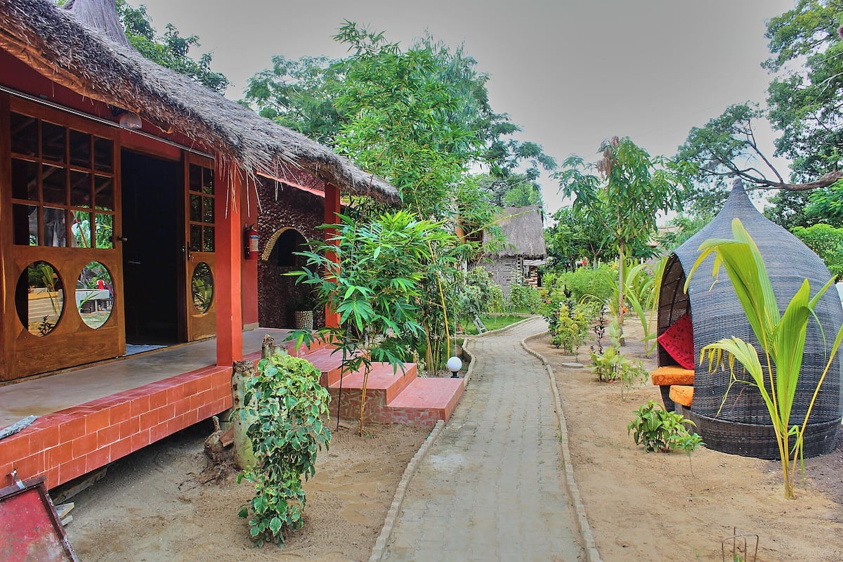 Villa - utsikt mot poolen | Individuell inredning och unika möbler