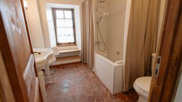 Een haardroger, handdoeken, zeep, toiletpapier