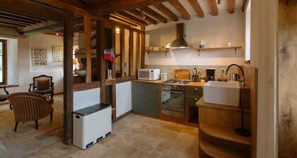 Cozy cottage for two on the prestigious Courtomer Estate â pets welcome!