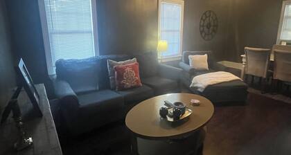 Charming 2-bedroom upstairs apartment in Durham
