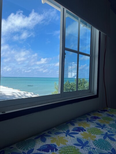 Beach front  bungalow with AC in Providencia