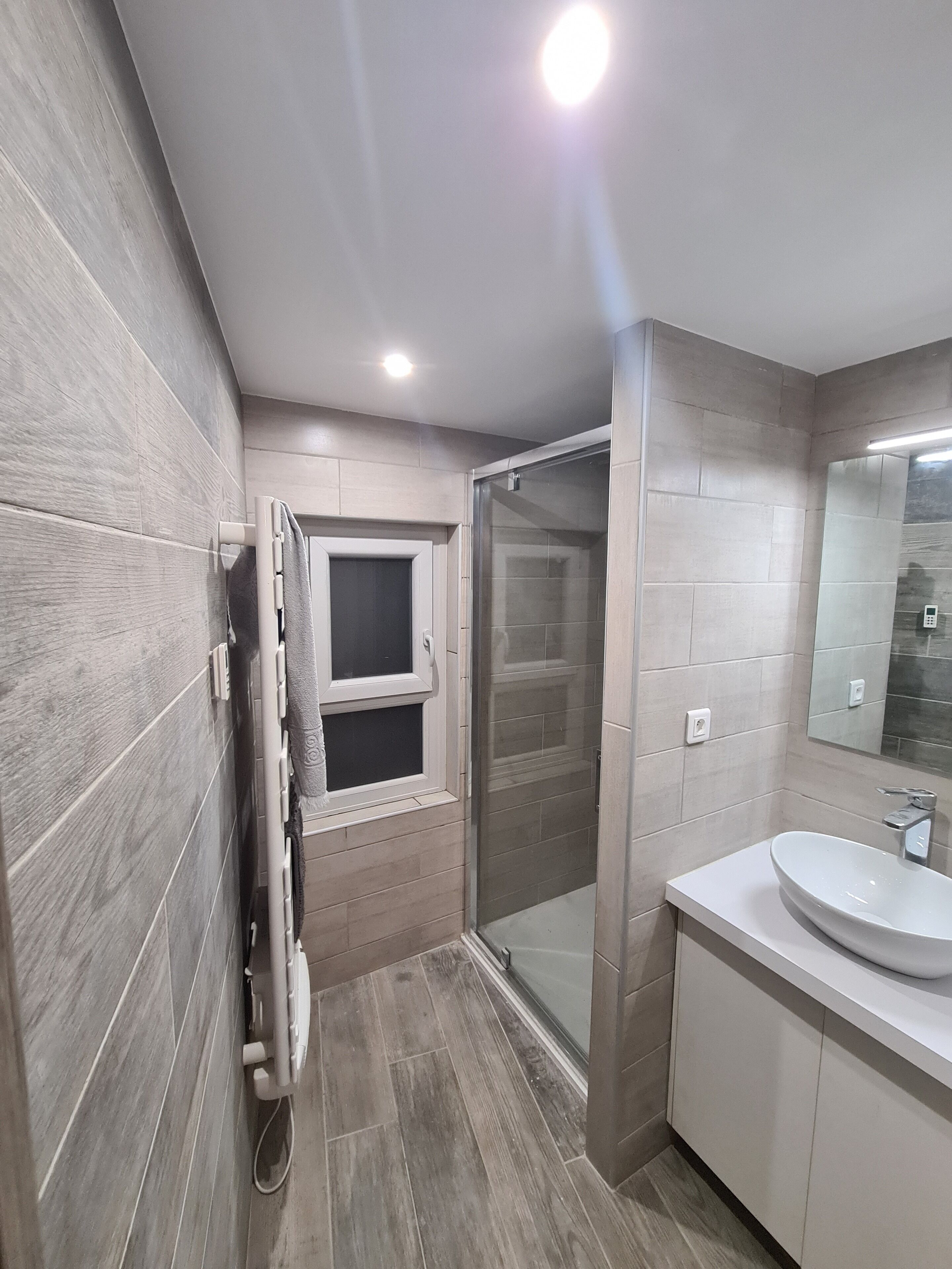 Douche, séchoir à cheveux, serviettes fournies