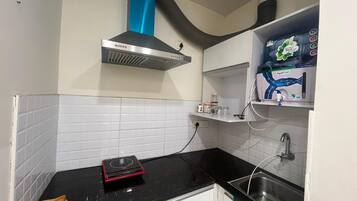 Refrigerador, lavavajillas, utensilios de cocina y olla para langostas