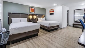 Hotellihuoneessa on kaksi sänkyä, työpöytä ja tuoli. Huoneessa on myös kaksi yöpöytää, joissa on lamput.