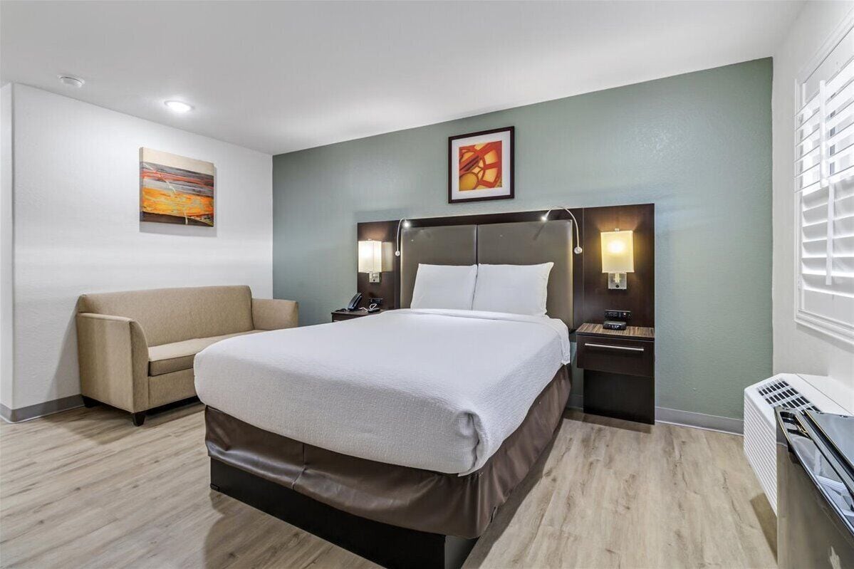 Desk, laptop workspace, free WiFi, bed sheets