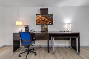 Escritorio, espacio para trabajar con laptop y wifi gratis 