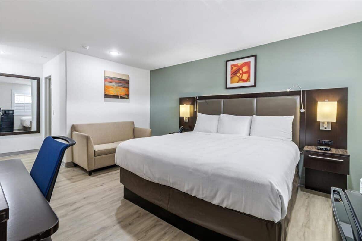 1 King Bed | Desk, laptop workspace, free WiFi, bed sheets