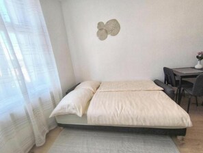 1 bedroom, internet, bed sheets