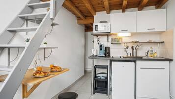 Réfrigérateur, micro-ondes, plaque de cuisson, cafetière/bouilloire