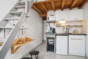 Fridge, microwave, stovetop, coffee/tea maker