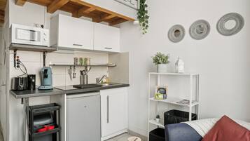 Réfrigérateur, micro-ondes, plaque de cuisson, cafetière/bouilloire