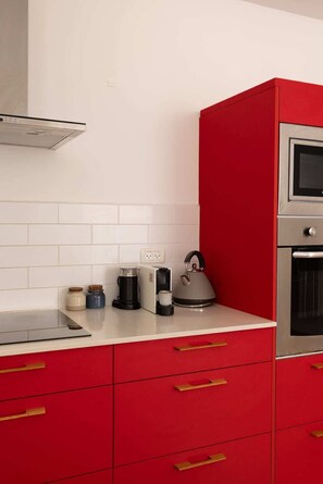 Réfrigérateur, four à micro-ondes, un four, surface de cuisson