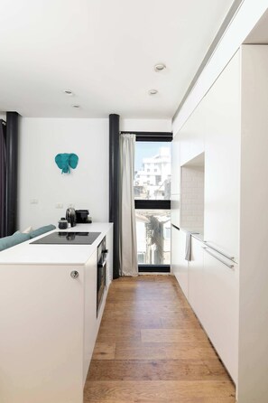 Fridge, microwave, oven, stovetop - Spacious Family Paradise, Just 200m to the Beach! (Tel Aviv-Yafo)