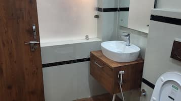 Family Room | Bathroom | Slippers, towels, soap, shampoo
