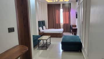 Double Room | Desk, laptop workspace, iron/ironing board, free WiFi