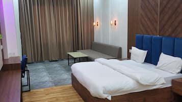Family Room | Desk, laptop workspace, iron/ironing board, free WiFi