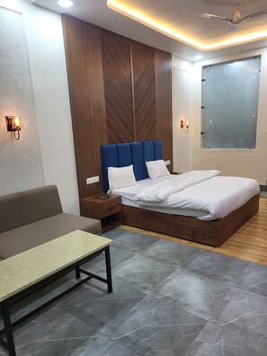 Family Room | Meja, ruang kerja komputer riba, seterika/papan seterika, Wi-fi percuma 