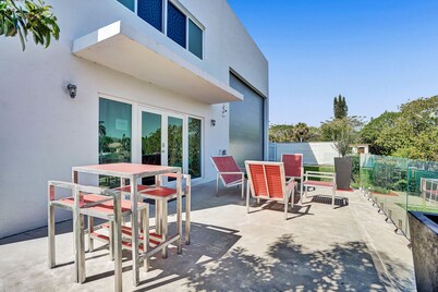 Unique Retreat - Unit A: Cozy First-floor Oasis