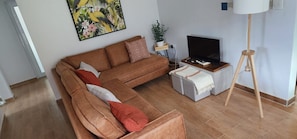 TV, books - Country Living in San Juan (San Juan)