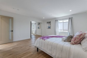 3 bedrooms, desk, iron/ironing board, travel cot