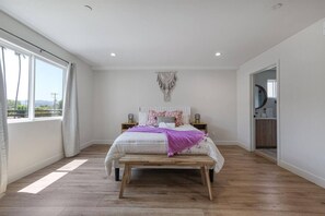 3 Schlafzimmer, Schreibtisch, Bügeleisen/Bügelbrett, Reisekinderbett