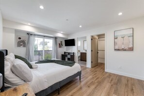 4 bedrooms, desk, iron/ironing board, travel cot