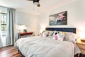 3 habitaciones, escritorio y tabla de planchar con plancha 