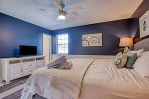 3 bedrooms, desk, travel cot, WiFi