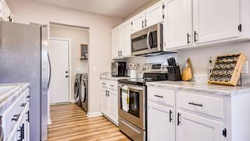 Refrigerador, microondas, horno y parrilla de estufa