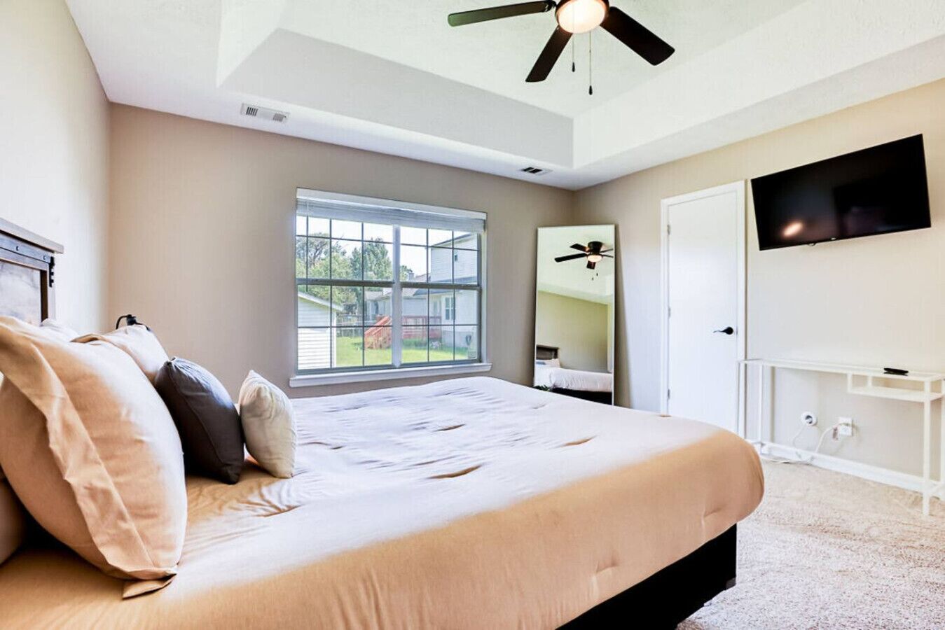 3 bedrooms, desk, iron/ironing board, travel crib