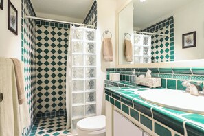 Douche, séchoir à cheveux, serviettes fournies, savon