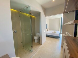 Haartrockner, Handtücher, Seife, Toilettenpapier