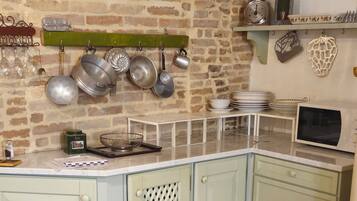 Microonde, forno, piano cottura, lavastoviglie