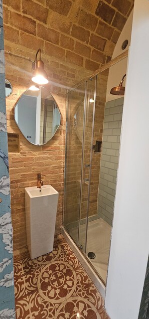 Shower, free toiletries, hair dryer, bidet - Villa Adriatica Character Home in Abruzzo, a 10 minuti dalla costa dei Trabocchi (Villalfonsina)