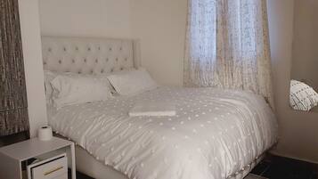 2 habitaciones, tabla de planchar con plancha, wifi y ropa de cama