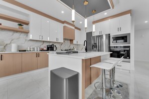 Mikrobølgeovn, ovn, kokeplater og oppvaskmaskin