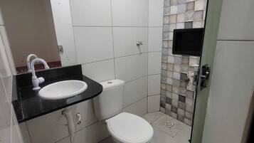 Quarto triplo conforto | Banheiro | Chuveiro, papel higiênico