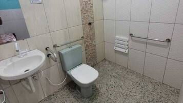 Quarto triplo exclusivo, acessível para pessoas com deficiência física | Banheiro | Chuveiro, papel higiênico