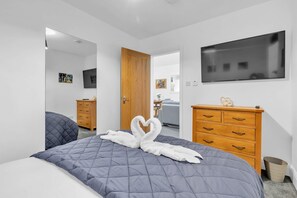 2 bedrooms, iron/ironing board, free WiFi, bed sheets